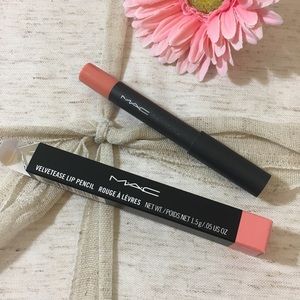 MAC Velvetease Lip Pencil in Frolic